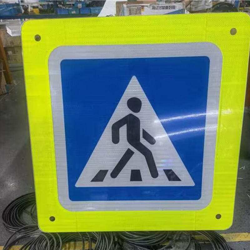 Жөө жүргүнчүлөр үчүн ички жарык берүүчү жол белгилери