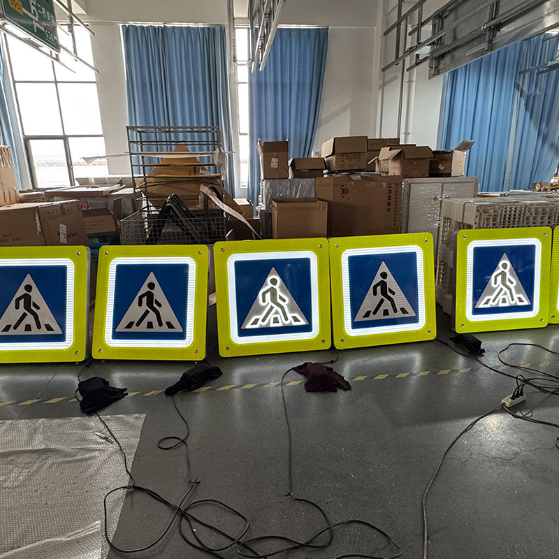 Жөө жүргүнчүлөр үчүн ички жарык берүүчү жол белгилери